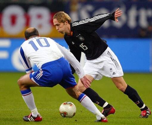 Andreas Hinkel (Deutschland, re.) gegen Zinedine Zidane (Frankreich) Fußball Länderspiel Herren Freundschaftsspiel 2003, Nationalmannschaft, Nationalteam, Nationaltrikot, Länderspiel Gruppe Test, Testspiel Gelsenkirchen Dynamik,