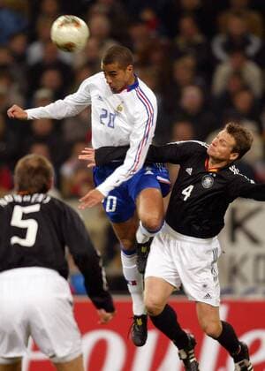 David Trezeguet (Frankreich, Mitte) gegen Christian Wörns (Deutschland) Fußball Länderspiel Herren Freundschaftsspiel 2003, Nationalmannschaft, Nationalteam, Nationaltrikot, Länderspiel Gruppe Deutschland - Frankreich 0:3, Test, Testspiel Gelsenkirchen Dynamik,