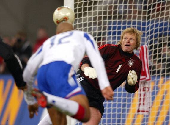Torwart Oliver Kahn (Deutschland) kann das 1:0 durch Henry (Frankreich) nicht verhindern Fußball Länderspiel Herren Freundschaftsspiel 2003, Nationalmannschaft, Nationalteam, Nationaltrikot, Länderspiel Gruppe Deutschland - Frankreich 0:3, Test, Testspiel Gelsenkirchen