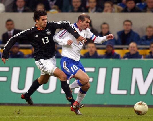 Zinedine Zidane (Frankreich, re.) gegen Michael Ballack (Deutschland) Fußball Länderspiel Herren Freundschaftsspiel 2003, Nationalmannschaft, Nationalteam, Nationaltrikot, Länderspiel Gruppe Deutschland - Frankreich 0:3, Test, Testspiel Gelsenkirchen Dynamik, Kampf,