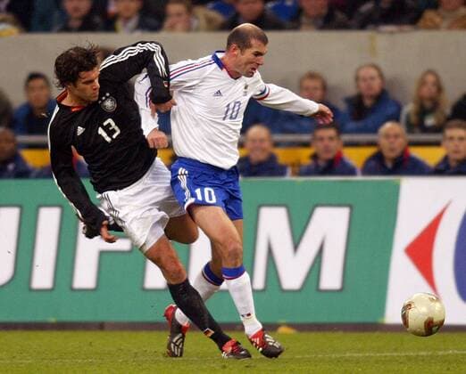 Zinedine Zidane (Frankreich, re.) gegen Michael Ballack (Deutschland) Fußball Länderspiel Herren Freundschaftsspiel 2003, Nationalmannschaft, Nationalteam, Nationaltrikot, Länderspiel Gruppe Deutschland - Frankreich 0:3, Test, Testspiel Gelsenkirchen Dynamik, Kampf,