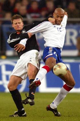 Christian Wörns (Deutschland, li.) gegen Thierry Henry (Frankreich) Fußball Länderspiel Herren Freundschaftsspiel 2003, Nationalmannschaft, Nationalteam, Nationaltrikot, Länderspiel Gruppe Deutschland - Frankreich 0:3, Test, Testspiel Gelsenkirchen Dynamik, Kampf,