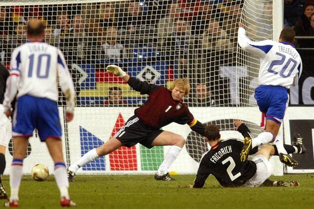 David Trezeguet (Frankreich, re.) erzielt das 3:0 gegen Torwart Oliver Kahn (Mitte) und Arne Friedrich (beide Deutschland) Fußball Länderspiel Herren Freundschaftsspiel 2003, Nationalmannschaft, Nationalteam, Nationaltrikot, Länderspiel Gruppe Deutschland - Frankreich 0:3, Test, Testspiel Gelsenkirchen Dynamik,