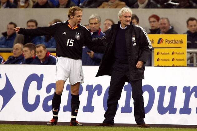 Andreas Hinkel (li.) im Gespräch mit Teamchef Rudi Völler (beide Deutschland) Fußball Länderspiel Herren Freundschaftsspiel 2003, Nationalmannschaft, Nationalteam, Nationaltrikot, Länderspiel Gruppe Test, Testspiel Gelsenkirchen