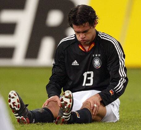 Michael Ballack (Deutschland) enttäuscht am Boden Fußball Länderspiel Herren Freundschaftsspiel 2003, Nationalmannschaft, Nationalteam, Nationaltrikot, Länderspiel, Vdig Einzelbild Test, Testspiel Gelsenkirchen Enttäuschung, Verzweiflung