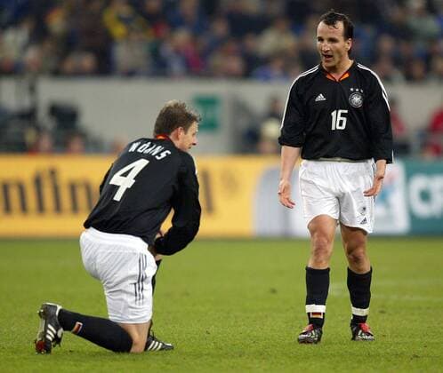 Jens Jeremies (re.) baut sich vorwurfsvoll vor Christian Wörns (beide Deutschland) auf Fußball Länderspiel Herren Freundschaftsspiel 2003, Nationalmannschaft, Nationalteam, Nationaltrikot, Länderspiel, Vdig Gruppe Test, Testspiel Gelsenkirchen Enttäuschung,