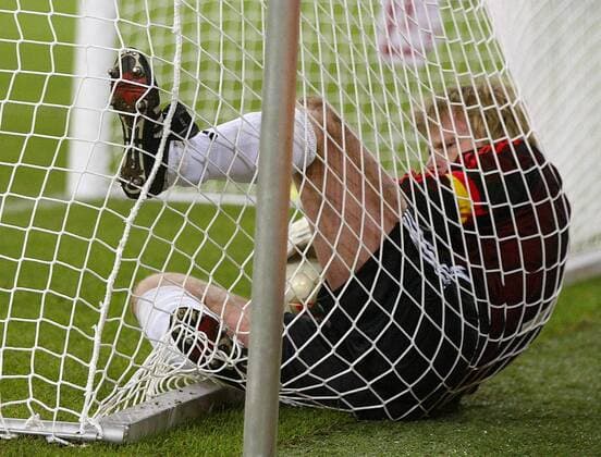 Torwart Oliver Kahn (Deutschland) zappelt nach dem Gegentor mit dem Ball im Netz Fußball Länderspiel Herren Freundschaftsspiel 2003, Nationalmannschaft, Nationalteam, Nationaltrikot, Länderspiel, Test, Vdig Einzelbild Gelsenkirchen Enttäuschung