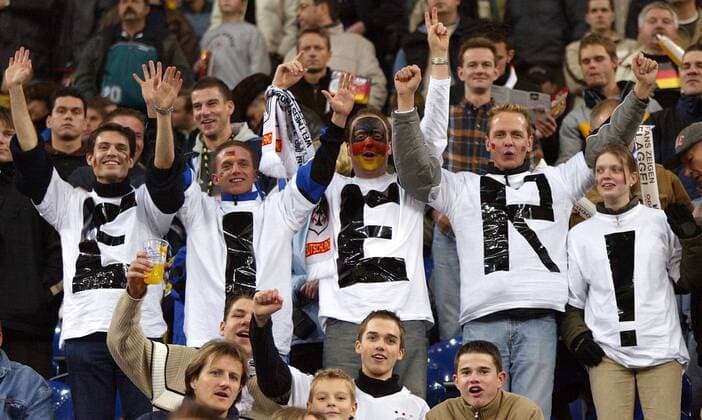 Deutsche Fußballfans fordern in Anlehnung an Oliver Kahns Aussage Eier von der Nationalmannschaft Fußball Länderspiel Herren Freundschaftsspiel 2003, Nationalmannschaft, Nationalteam, Nationaltrikot, Länderspiel, Test, Vdig Gruppe Gelsenkirchen Komik