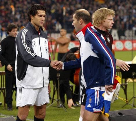 Deutsch-französische Freundschaft - Michael Ballack (li.) begrüßt höflich seinen Counterpart Zinedine Zidane, und auch Torwart Oliver Kahn reicht dem Nachbarn die Hand Fußball Länderspiel Herren Freundschaftsspiel 2003, Nationalmannschaft, Nationalteam, Nationaltrikot, Länderspiel, Test, Vdig Gruppe Gelsenkirchen Harmonie