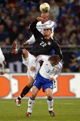 Kevin Kuranyi (Mitte, Deutschland) wird von Bixente Lizarazu (vorn) und Mikael Silvestre (beide Frankreich) eingeklemmt - nicht nur in dieser Szene erwiesen sich die Franzosen als turmhoch überlegen Fußball Länderspiel Herren Freundschaftsspiel 2003, Nationalmannschaft, Nationalteam, Nationaltrikot, Länderspiel, Test, Vdig Gruppe Gelsenkirchen Dynamik, Kampf, Überlegenheit