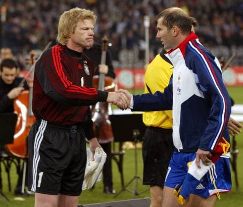 Torwart Oliver Kahn (Deutschland) und Zinedine Zidane (Frankreich) - shake hands der beiden Spielführer Fußball Länderspiel Herren Freundschaftsspiel 2003, Nationalmannschaft, Nationalteam, Nationaltrikot, Länderspiel, Test, Vdig Gruppe Gelsenkirchen