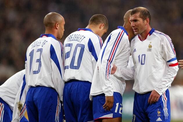 Zinedine Zidane (re.) formiert die Mauer v. li.: Silvestre, Trezeguet, und Henry (alle Frankreich) Fußball Länderspiel Herren Freundschaftsspiel 2003, Nationalmannschaft, Nationalteam, Nationaltrikot, Länderspiel, Gruppe Gelsenkirchen