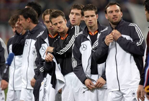 Beim Anblick ihrer Gegner wird den deutschen Abwehrspielern mulmig, v. li. Andreas Hinkel, Christian Wörns, Frank Baumann, Arne Friedrich und Jens Nowotny Fußball Länderspiel Herren Freundschaftsspiel 2003, Nationalmannschaft, Nationalteam, Länderspiel, Testspiel Gruppe Respekt, respektvoll, Angst, ängstlich, Sorgen Gelsenkirchen