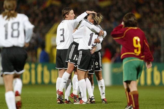 Torjubel Deutschland - Torschützin Sandra Minnert (re.) und Stefanie Gottschlich (li.) freuen sich gemeinsam mit den anderen Mannschaftskameraden über das 2:0 Fußball Länderspiel Damen Europameisterschaftsqualifikation 2003, Qualifikation, Nationalmannschaft, Nationalteam, Länderspiel Gruppe Reutlingen Freude,