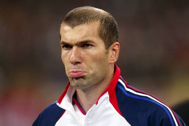 Zinedine Zidane (Frankreich) - Schmollmund während der Nationalhymne Fußball Länderspiel Herren Freundschaftsspiel 2003, Nationalmannschaft, Nationalteam, Länderspiel, Porträt Gelsenkirchen
