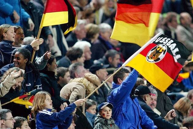 Nachwuchsspielerinnen auf der Tribüne feuern ihr Team mit fliegenden Fahnen an Fußball Länderspiel Damen Europameisterschaftsqualifikation 2003, Qualifikation, Nationalmannschaft, Nationalteam, Länderspiel Totale Reutlingen