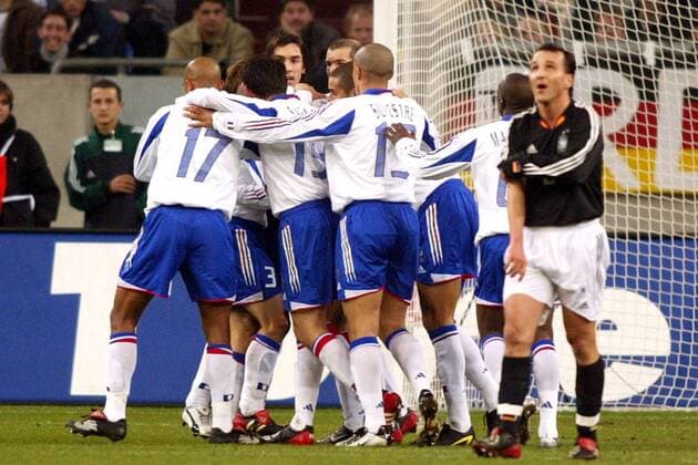 Torjubel Frankreich nach dem 0:1 Fußball Länderspiel Herren Freundschaftsspiel 2003, Nationalmannschaft, Nationalteam, Nationaltrikot, Länderspiel, Gruppe Gelsenkirchen Begeisterung, Freude,