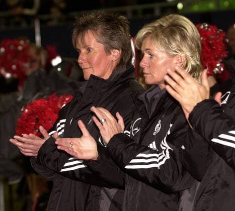Co-Trainerin Silvia Neid (re.) und Bundestrainerin Tina Theune-Meyer (beide Deutschland) applaudieren Fußball Länderspiel Damen Europameisterschaftsqualifikation 2003, Qualifikation, Nationalmannschaft, Nationalteam, Länderspiel Gruppe Reutlingen