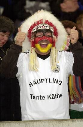 Deutscher Fan mit Federschmuck und Gesichtsbemalung hat seinen Häuptling gefunden: Tante Käthe Fußball Länderspiel Herren Freundschaftsspiel 2003, Nationalmannschaft, Nationalteam, Nationaltrikot, Länderspiel, Testspiel Einzelbild lachen Gelsenkirchen, Indianerhäuptling