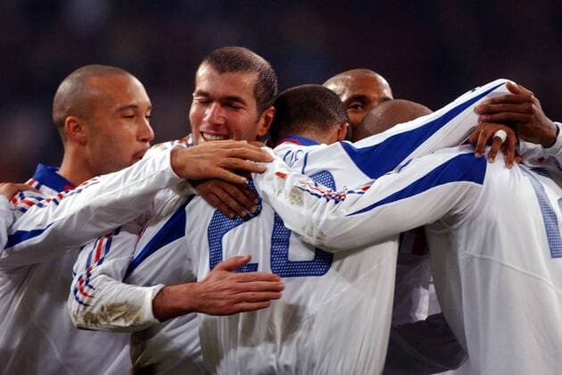 Torjubel Frankreich, u.a. mit: Mikael Silvestre (li.) und Zinedine Zidane (2.v.li.) Fußball Länderspiel Herren Freundschaftsspiel 2003, Nationalmannschaft, Nationalteam, Nationaltrikot, Länderspiel, Test, Vdig Gruppe Gelsenkirchen Freude,