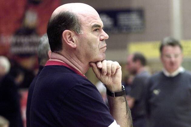 Trainer Dr. Hans-Jürgen Gerlach (Lützellinden) nachdenklich Handball 1. BL Damen Saison 2003 2004, TV Lützelinden Einzelbild Gießen Nachdenklichkeit,