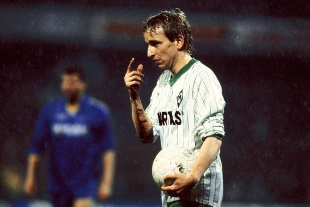 Norbert Meier (Bremen) mit dem Ball in der Hand Fußball 1. BL Herren DEUTSCHSPRACHIGE SPORTZEITSCHRIFTEN UND -ZEITUNGEN NUR NACH RÜCKSPRACHE, Saison 1988 1989 Einzelbild Bremen