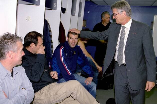 Ex-Nationaltrainer Aime Jacquet (re.) streichelt seinem ehemaligen Spieler Zinedine Zidane in der Umkleidekabine über den Kopf, li. Didier Deschamps (alle Frankreich) Fußball Herren Benefizspiel 2003, Benefiz, Nationalmannschaft, Nationalteam Gruppe Bordeaux Freude,  