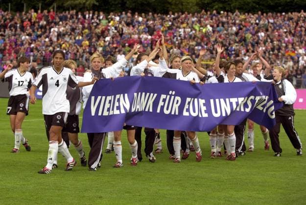 Vielen Dank für eure Unterstützung - Die deutsche Nationalmannschaft - angeführt von Steffi Jones (li.) - bedankt sich bei den Anhängern für den Support Fußball EM Damen Europameisterschaft 2001, Frauen, Frauenfußball, Nationalmannschaft, Nationalteam, Endspiel, Finale, Totale Ulm Freude, Begeisterung,