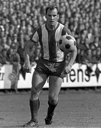 Franz Roth (Bayern) am Ball Fußball 1. BL Herren Saison 1969 1970, Mönchengladbach - FC Bayern München 2:1 Einzelbild Mönchengladbach Dynamik,