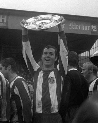 Fußball, FC Bayern München, Deutscher Meister 1969 Franz Beckenbauer (Bayern) mit der Meisterschale Fußball 1. BL Herren Saison 1968 1969, FC Bayern München Einzelbild München Freude,