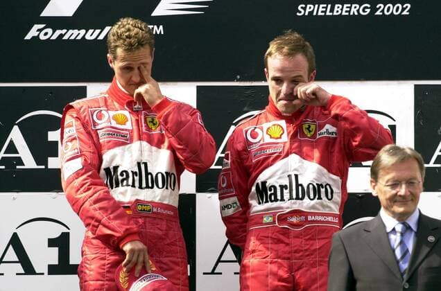 Rubens Barrichello (re., Brasilien), nach Teamorder nur Zweitplazierter hinter Michael Schumacher (Deutschland beide Ferrari) kann kaum seine Tränen verbergen Motorsport Grand Prix Herren Großer Preis von Österreich 2002, Formel 1 Weltmeisterschaft, F1, F, GP, WM, Vdig Gruppe A1-Ring Zeltweg-Spielberg Enttäuschung,