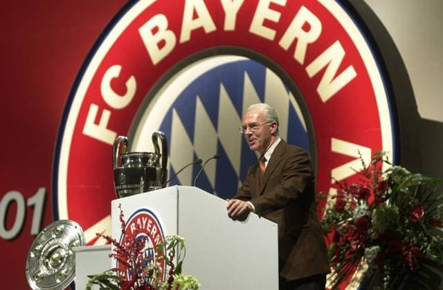 Präsident Franz Beckenbauer (Bayern) hält neben der stolzen Pokalsammlung der abgelaufenen Spielzeit eine Rede Fußball 1. BL Herren Jahreshauptversammlung 2001, FC Bayern München, Versammlung, Hauptversammlung, Mitgliederversammlung Einzelbild München