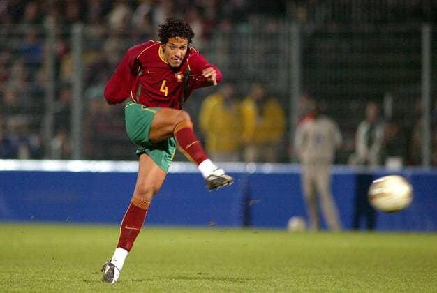Bruno Alves (Portugal) zieht ab Fußball Länderspiel Herren U21 Europameisterschaftsqualifikation 2003, U 21, Qualifikation, Nationalmannschaft, Nationalteam Einzelbild Playoff, Playoffs, Play off, offs, Clermont-Ferrand Dynamik,  