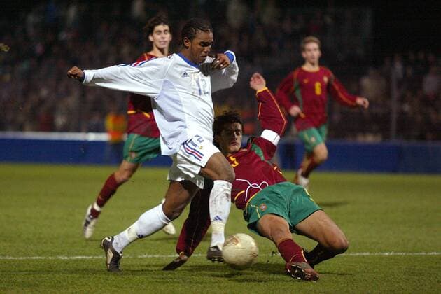 Florent Sinama Pongolle (li., Frankreich) gegen Ricardo Costa (Portugal) Fußball Länderspiel Herren U21 Europameisterschaftsqualifikation 2003, U 21, Qualifikation, Nationalmannschaft, Nationalteam Gruppe Playoff, Playoffs, Play off, offs, Clermont-Ferrand Dynamik,