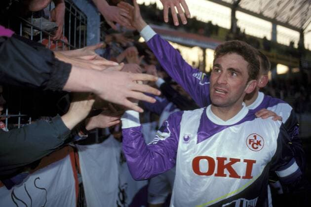 Stefan Kuntz (Lautern) bedankt sich bei den Zuschauern Fußball 1. BL Herren DEUTSCHSPRACHIGE SPORTZEITSCHRIFTEN UND -ZEITUNGEN NUR NACH RÜCKSPRACHE, Saison 1993 1994 Gruppe Nürnberg