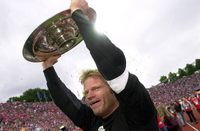 Fußball, FC Bayern München, Deutscher Meister 2003 Torwart Oliver Kahn (Bayern) präsentiert die Meisterschale Fußball 1. BL Herren Saison 2002 2003, FC Bayern München, Deutscher Meister, Deutsche Meisterschaft Einzelbild München Freude, Begeisterung,