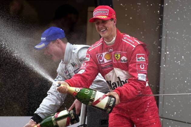 Michael Schumacher (vorn, Deutschland Ferrari) und David Coulthard (Schottland McLaren-Mercedes) mit der obligatorischen Champagnerdusche Motorsport Grand Prix Herren Großer Preis von Spanien 2002, Formel 1 Weltmeisterschaft, F1, F, GP, WM, Vdig Gruppe Circuit de Catalunya Barcelona Begeisterung, Freude,