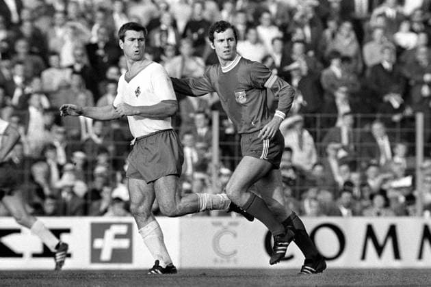 Sepp Piontek (li., Bremen) gegen Franz Beckenbauer (Bayern) Fußball 1. BL Herren Saison 1969 1970, FC Bayern München - SV Werder Bremen 4:1 Gruppe München Dynamik,