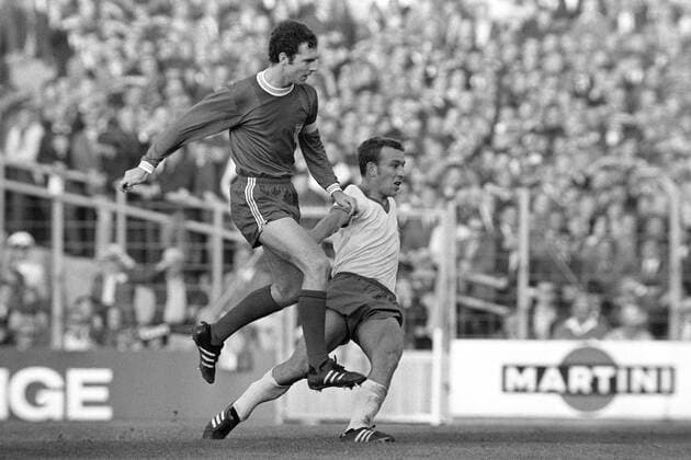 Franz Beckenbauer (li., Bayern) gegen Horst-Dieter Höttges (Bremen) Fußball 1. BL Herren Saison 1969 1970, FC Bayern München - SV Werder Bremen 4:1 Gruppe München Dynamik,