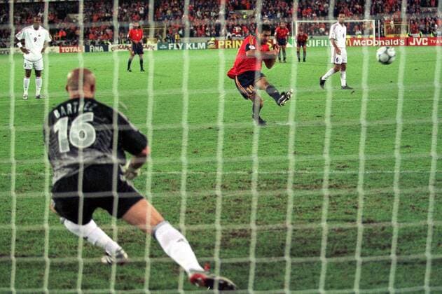Raul Gonzalez (Spanien, Mitte) verschießt in der 90. Minute einen Elfmeter, li. Torwart Fabien Barthez (Frankreich) Fußball EM Herren Europameisterschaft 2000, Nationalmannschaft, Nationalteam, Nationaltrikot, Viertelfinale, Vneg Gruppe Brügge Dynamik,