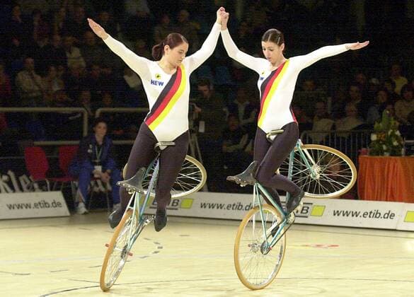 Nadine Wöhler (li.) und Katharina Urban (beide Deutschland) - Stehfigur Radsport WM Damen Hallenradsport-Weltmeisterschaft 2003, Hallenradsportweltmeisterschaft, Rad, Kunstradsport, Vdig Gruppe Schiltigheim