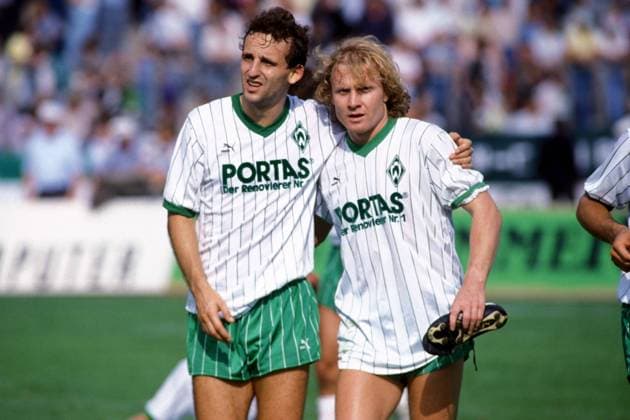 Frank Ordenewitz (li.) und Manfred Burgsmüller (beide Bremen) - Abgang Fußball 1. BL Herren DEUTSCHSPRACHIGE SPORTZEITSCHRIFTEN UND -ZEITUNGEN NUR NACH RÜCKSPRACHE, Saison 1988 1989 Gruppe Aufnahmedatum geschätzt Bremen Freude,