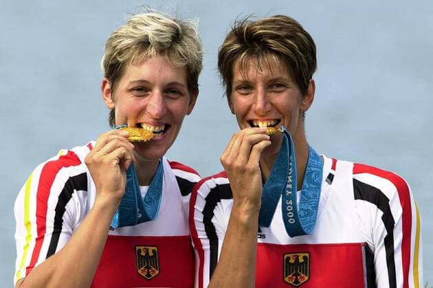 Die Olympiasiegerinnen Kathrin Boron und Jana Thieme (Deutschland) prüfen die Echtheit ihrer Goldmedaillen Rudern OS Sommer Damen Olympische Sommerspiele 2000, Olympia, Olympiade, Spiele, Nationaltrikot, Rudersport, Doppelzweier, Gruppe Regatta Centre Penrith Lakes Sydney Freude,