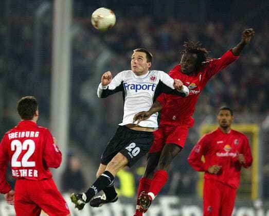 Marcus Beierle (li., Frankfurt) gegen Boubacar Diarra (Freiburg) Fußball 1. BL Herren Saison 2003 2004, SC Freiburg - Eintracht Frankfurt 1:0 Gruppe Freiburg Dynamik,