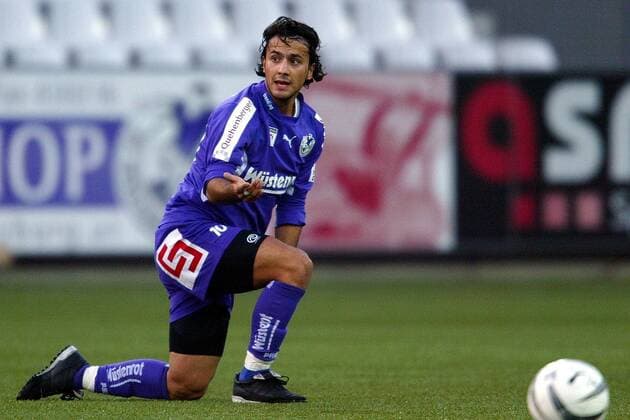 Volkan Kahraman (Salzburg) kniet am Boden Fußball Herren tmobileBundesliga 2003 2004, 1. Österreichische Liga, SV Wüstenrot Salzburg Einzelbild Salzburg