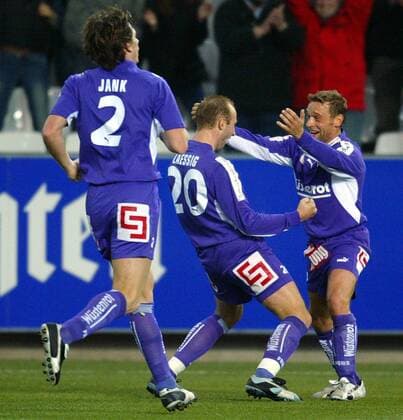 Thomas Häßler (re.) und Heiko Laessig (Mitte) - Torjubel, Christoph Jank (alle Salzburg) kommt dazu Fußball Herren tmobileBundesliga 2003 2004, 1. Österreichische Liga, SV Wüstenrot Salzburg Gruppe Salzburg Begeisterung, Freude,