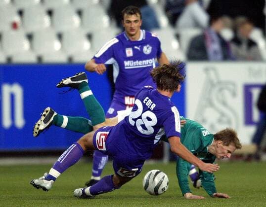 Thomas Eder (li., Salzburg) gegen Michael Mörz (Mattersburg) Fußball Herren tmobileBundesliga 2003 2004, 1. Österreichische Liga, SV Wüstenrot Salzburg - SV Mattersburg 4:0 Gruppe Salzburg Dynamik,