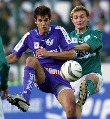 Dominic Hassler (li., Salzburg) gegen Tibor Zatek (Mattersburg) Fußball Herren tmobileBundesliga 2003 2004, 1. Österreichische Liga, SV Wüstenrot Salzburg - SV Mattersburg 4:0 Gruppe Salzburg Dynamik,