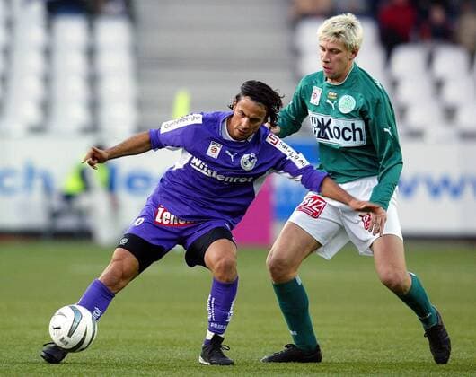 Volkan Kahraman (li., Salzburg) gegen Marek Kausich (Mattersburg) Fußball Herren tmobileBundesliga 2003 2004, 1. Österreichische Liga, SV Wüstenrot Salzburg - SV Mattersburg 4:0 Gruppe Salzburg Dynamik,
