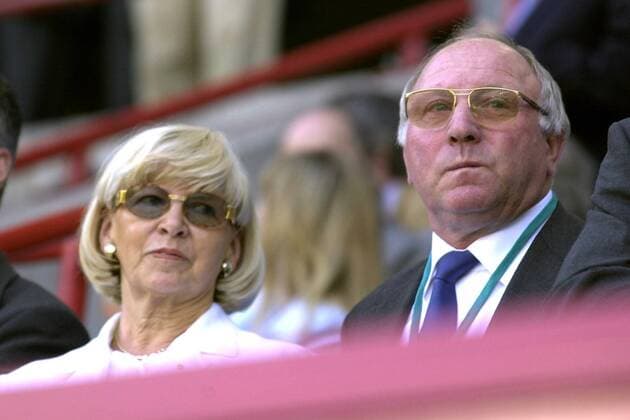 Ehrenspielführer Uwe Seeler mit seiner Frau Ilka auf der Ehrentribüne Fußball EM Herren Europameisterschaft 2000, Länderspiel, Nationalmannschaft, Nationalteam, Nationaltrikot, Gruppe A Gruppe Lüttich
